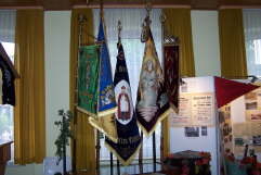 Die fnf Fahnen der Vereine: v.l. Schtzenverein, Turnverein, Schifferverein, Gesangverein und Freiwillige Feuerwehr 