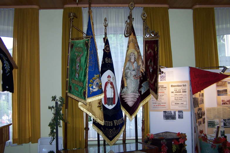 Die fnf Fahnen der Vereine: v.l. Schtzenverein, Turnverein, Schifferverein, Gesangverein und Freiwillige Feuerwehr 