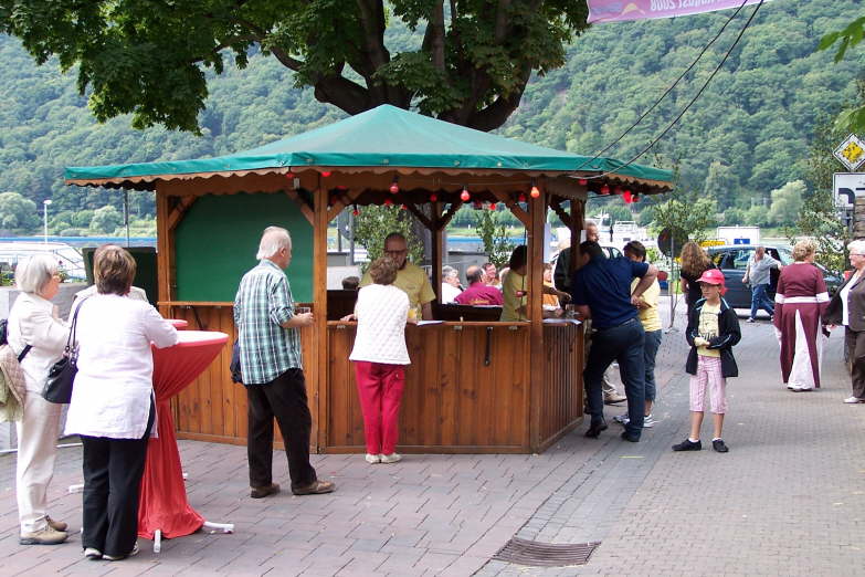 Weinstand mit Weinen aus der Partnergemeinde Julienas