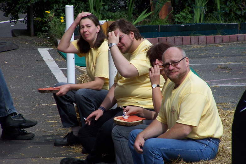 Mitglieder des Turnvereins machen ein Puschen