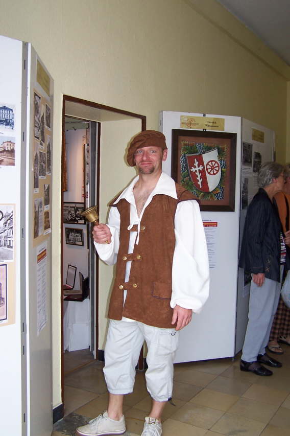 Ausscheller Stefan Petry vor dem Eingang zum Dorfarchiv