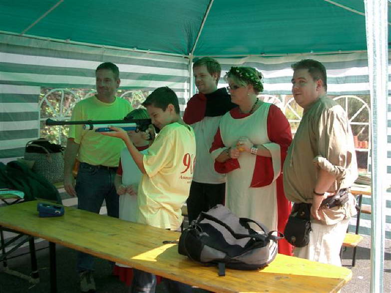 Schtzenverein "Freischtz" - Lichtgewehrschieen mit Mitgliedern des Ritterordens Manus Dominus