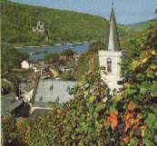 Kirche Heilig Kreuz von Assmannshausen mit Burg Rheinstein im Hintergrund
